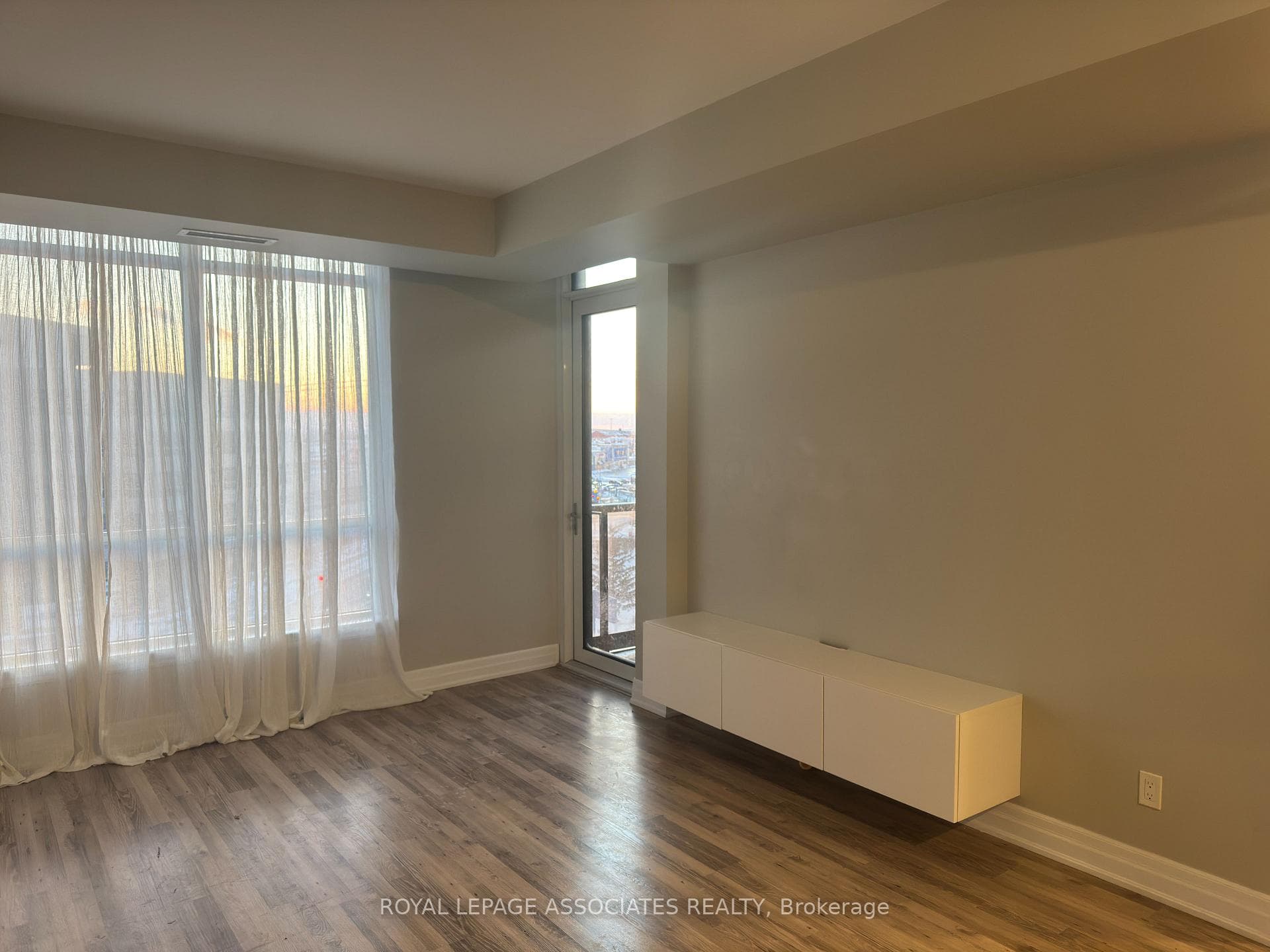 9075 Jane Street Unit 611 photo 4