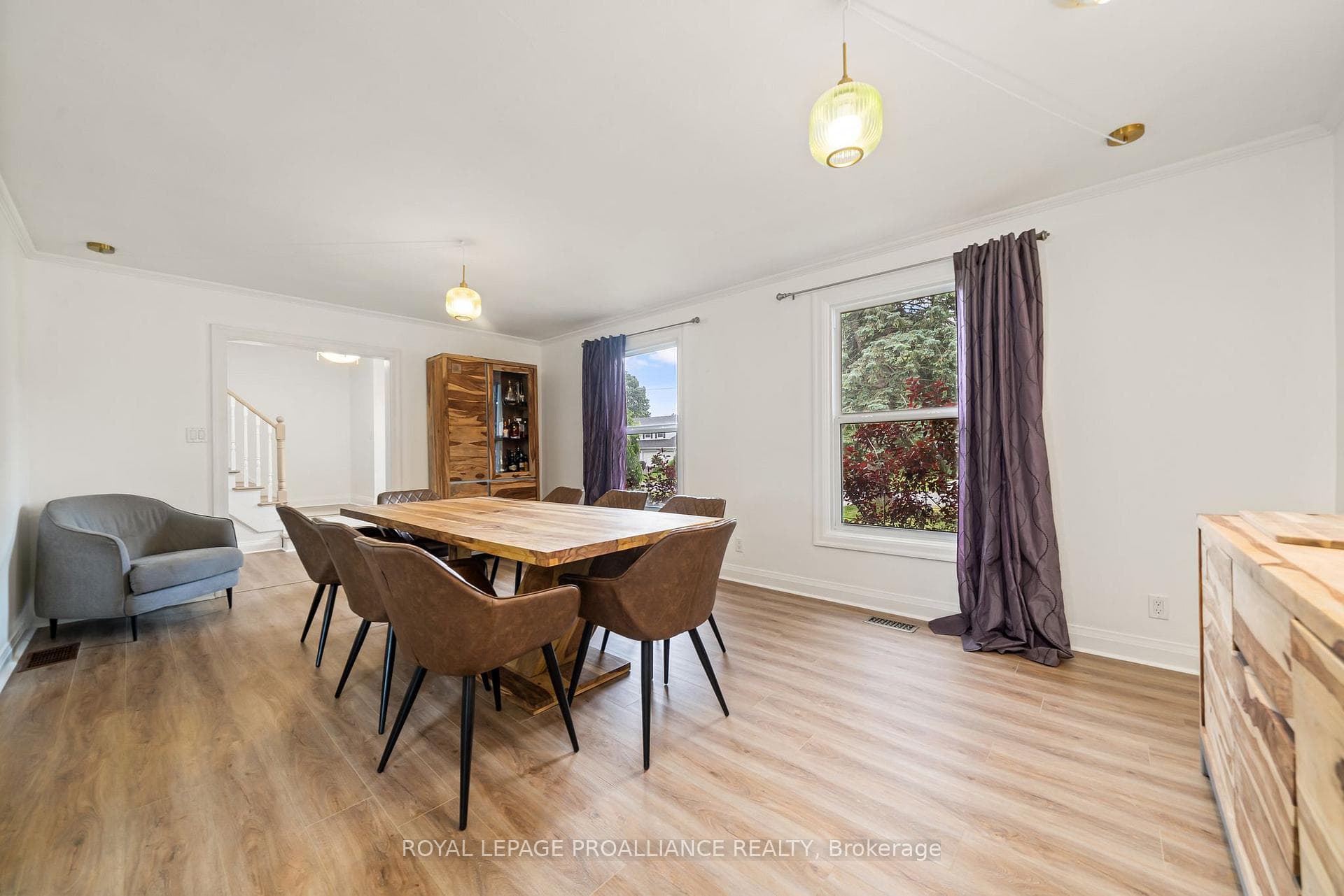 27 FOREST HILL Crescent photo 10