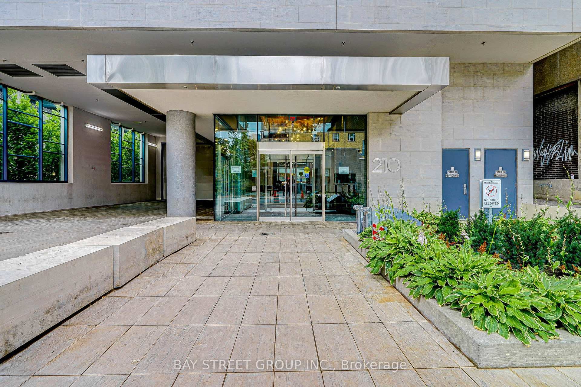 210 Simcoe Street Unit 1403 photo 4