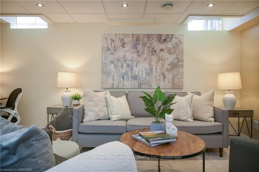 51 MOWAT Crescent photo 29