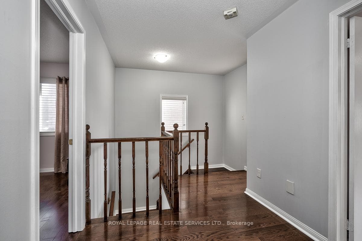 2573 Falkland Crescent photo 12