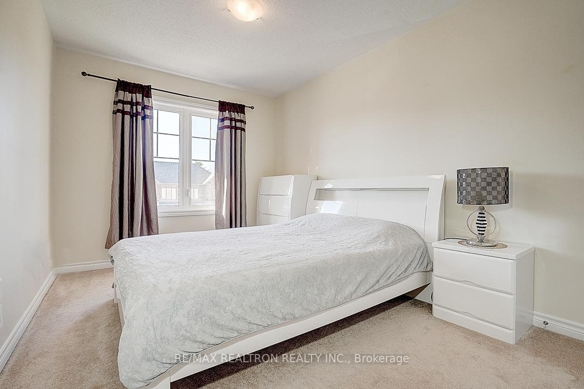 6 Neelands Crescent photo 25