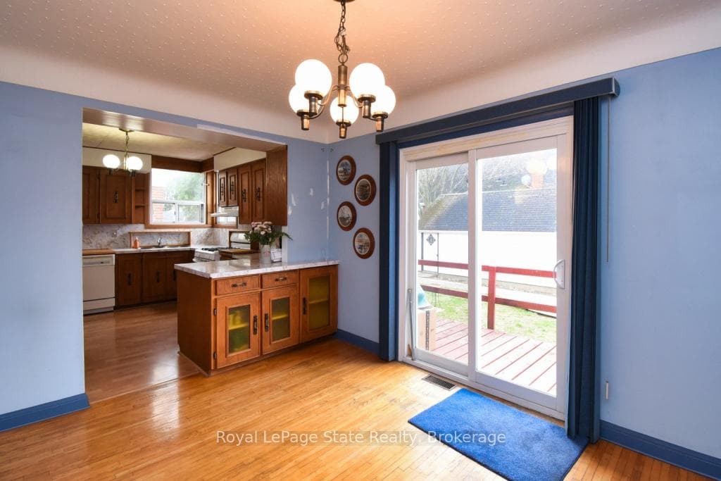 318 Brucedale Avenue photo 12