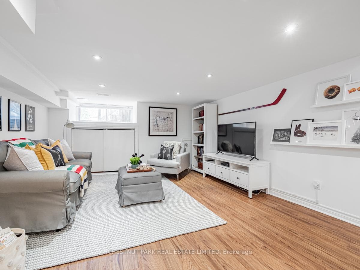615 Soudan Avenue photo 23