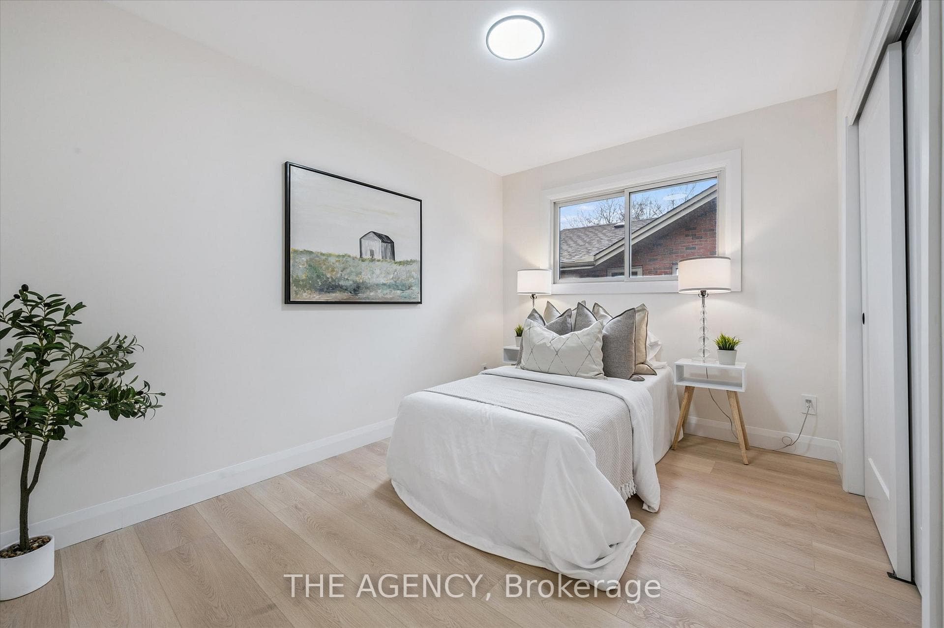 881 Dunbar Road photo 12