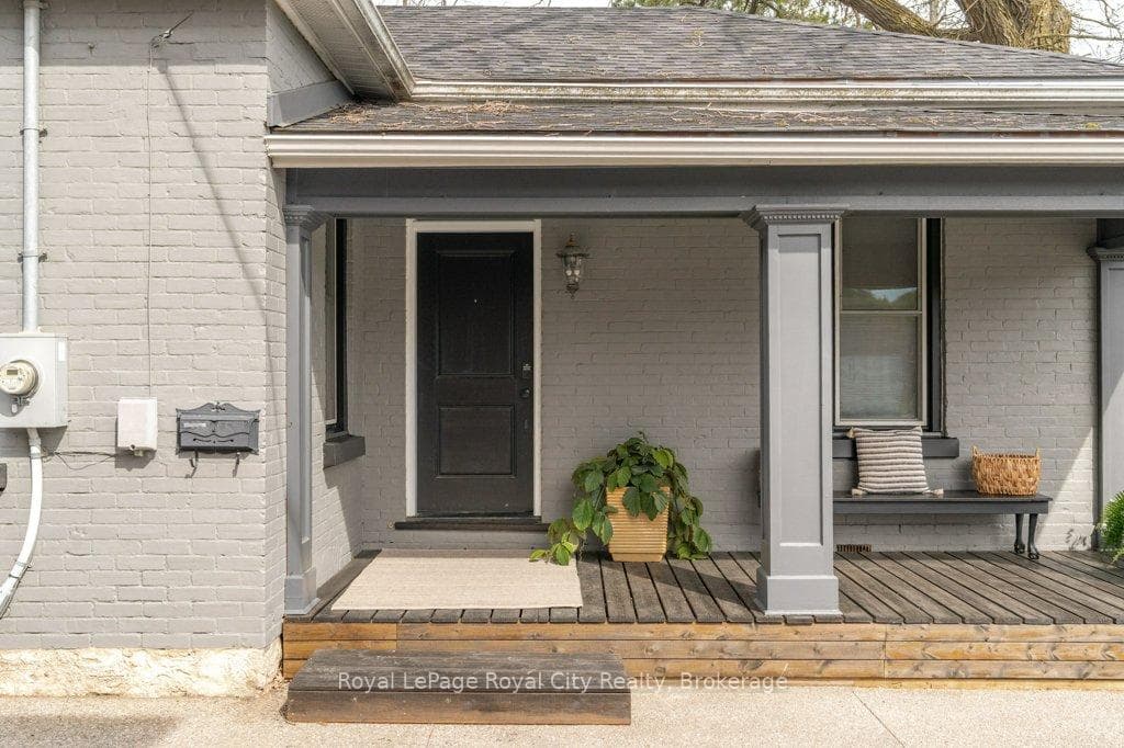 554 Woolwich Street photo 5