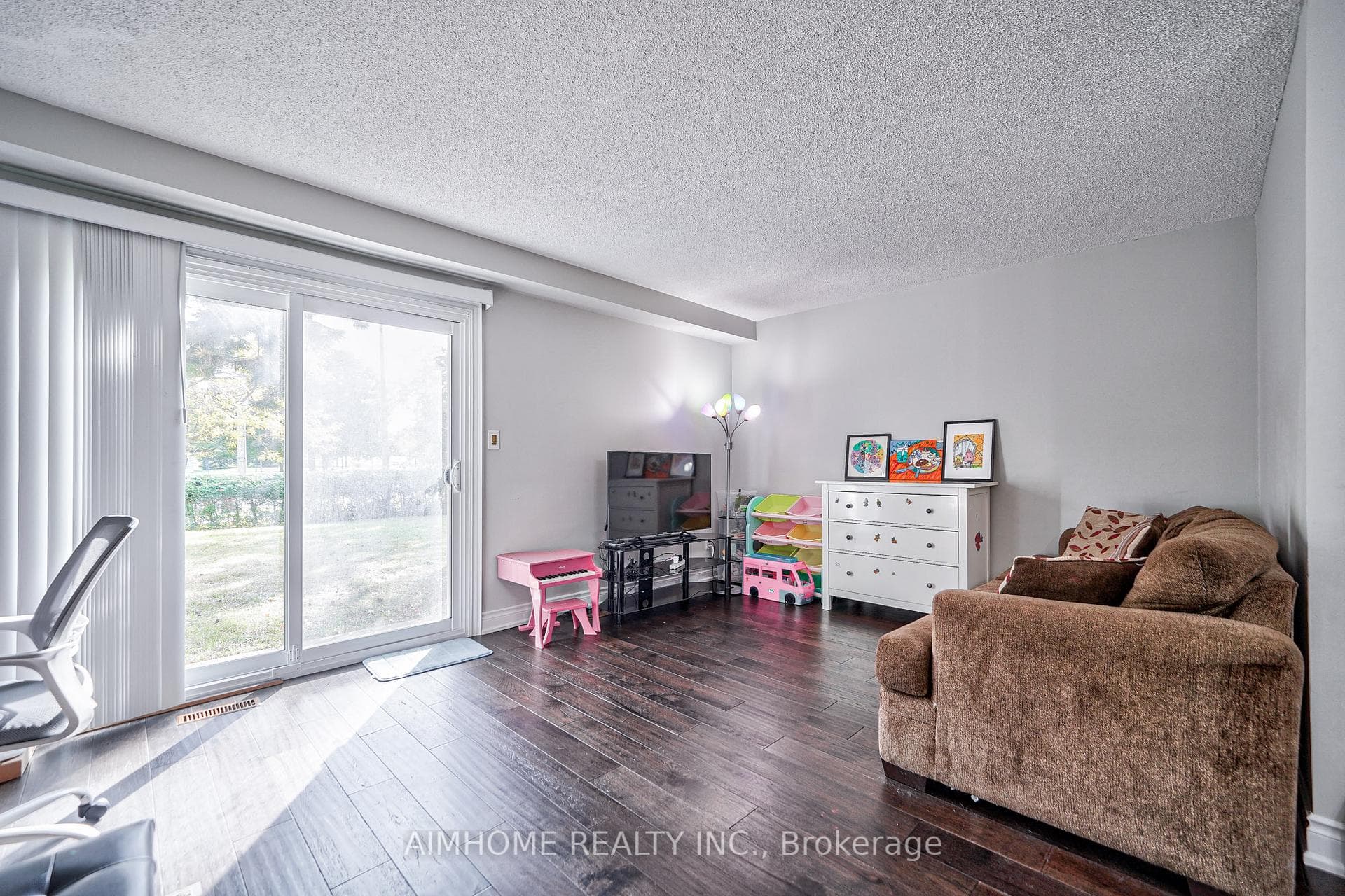 1692 John Street photo 11