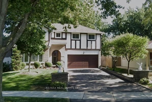 3566 Nadine Crescent photo 2