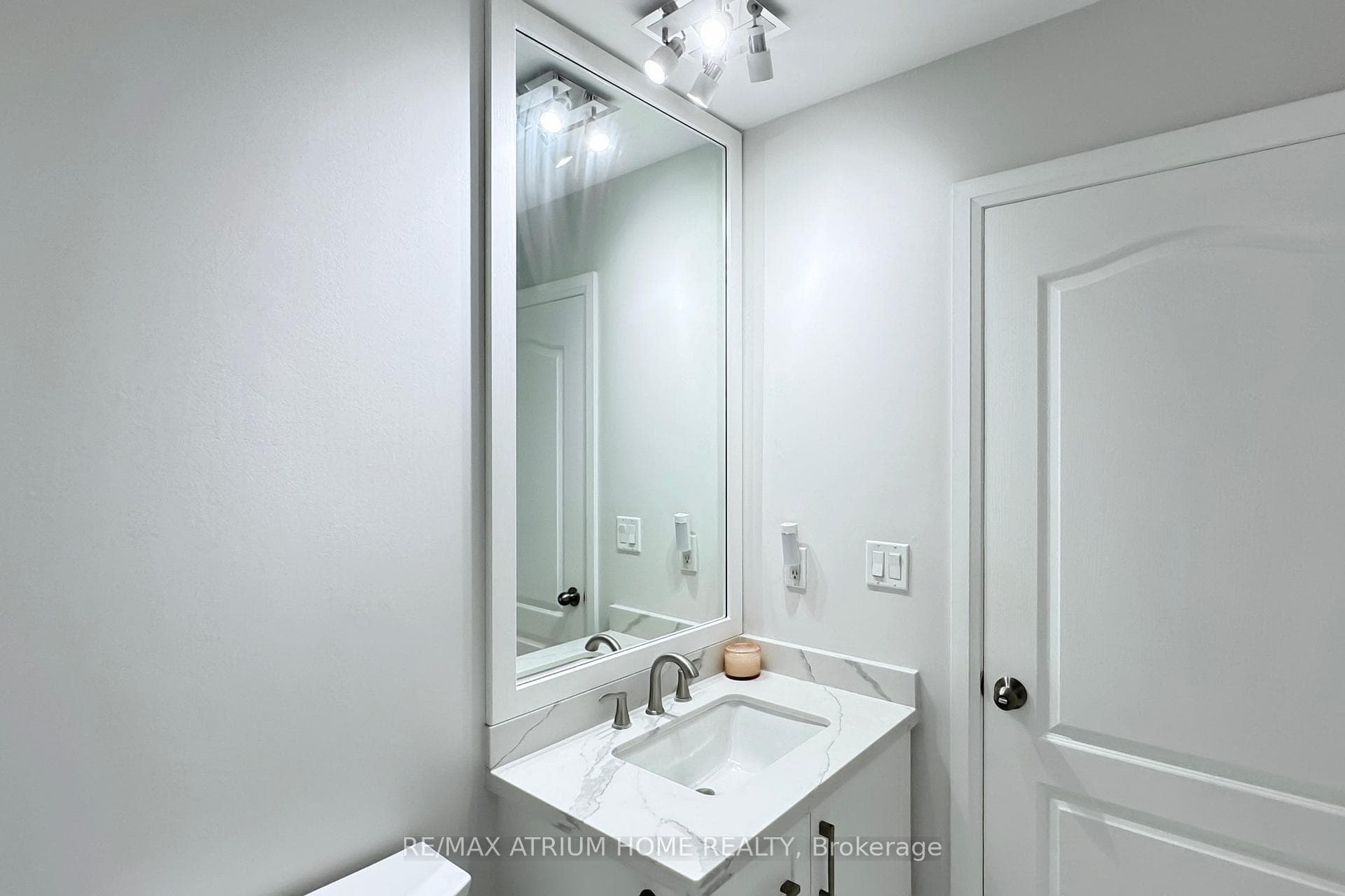 18 Beverley Street Unit 709 photo 24