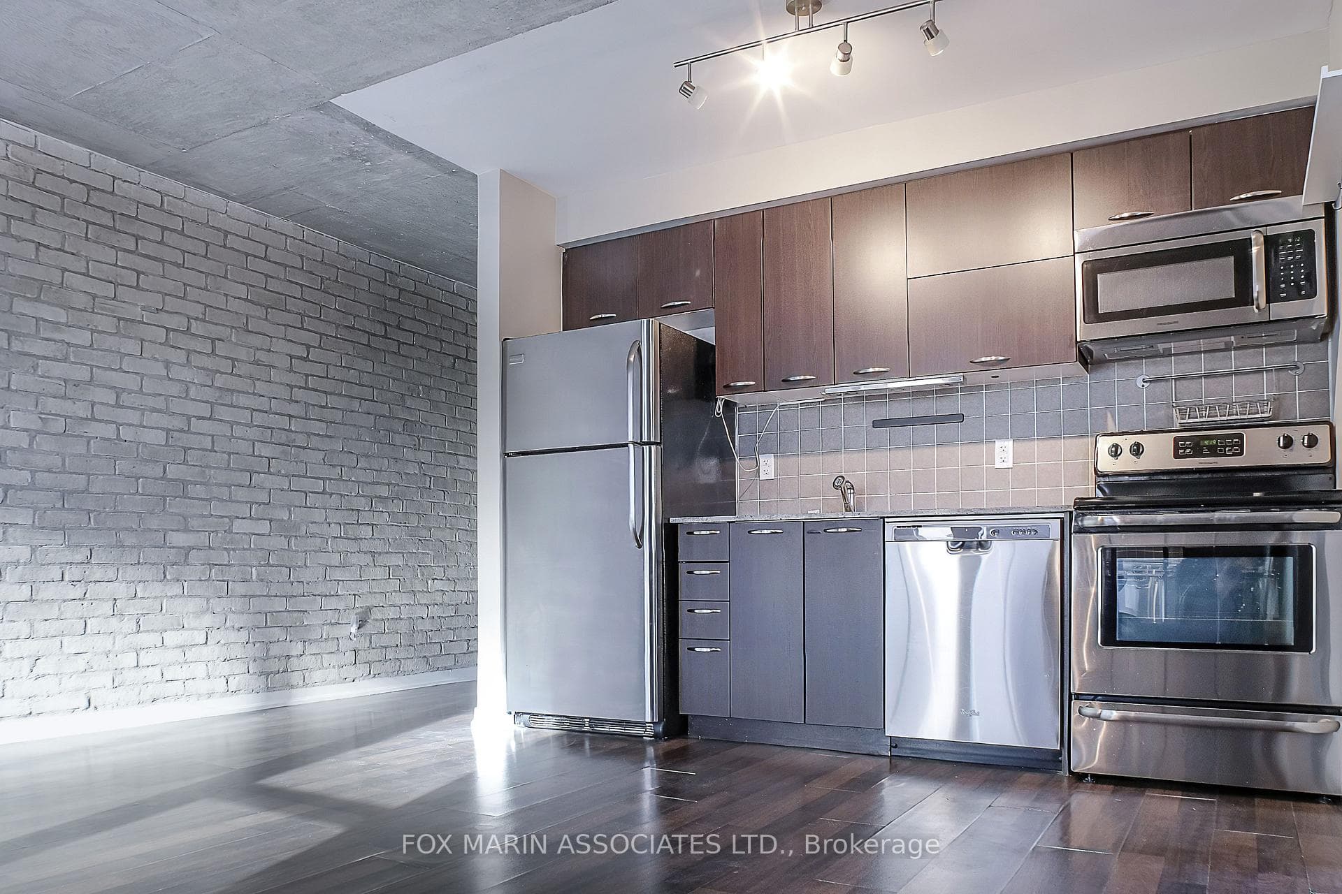 38 Joe Shuster Way Unit 828 photo 3