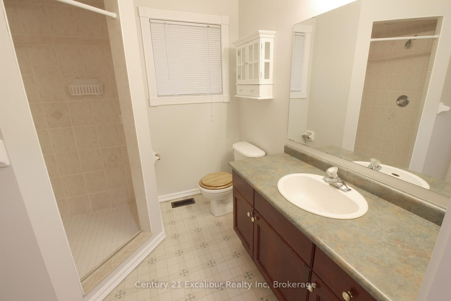 586 Mctavish Street photo 4