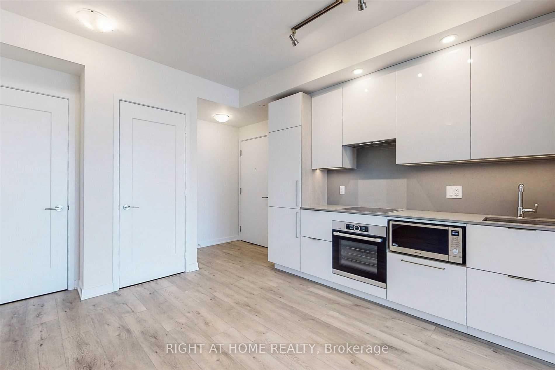 28 Freeland Street Unit 810 photo 5
