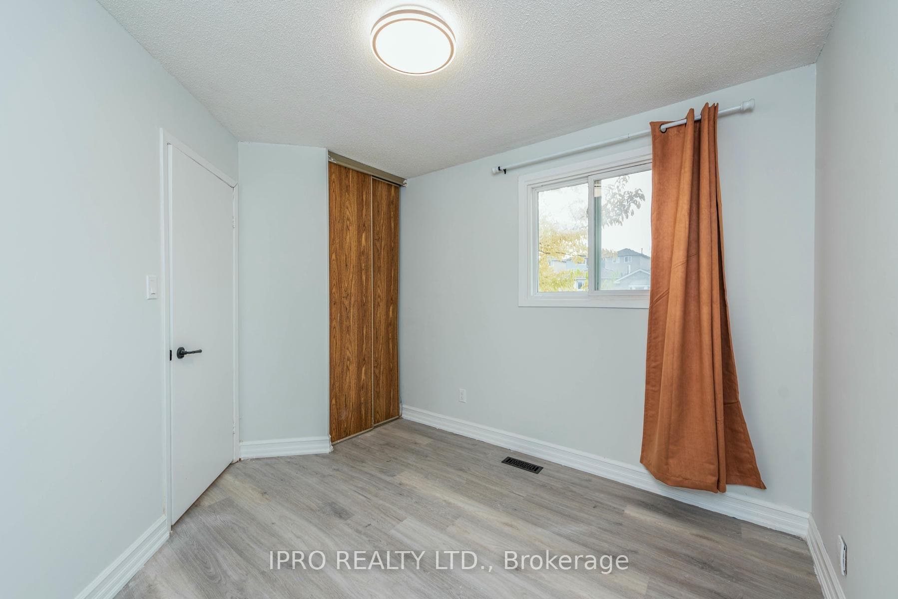 1666 McBrady Crescent photo 17
