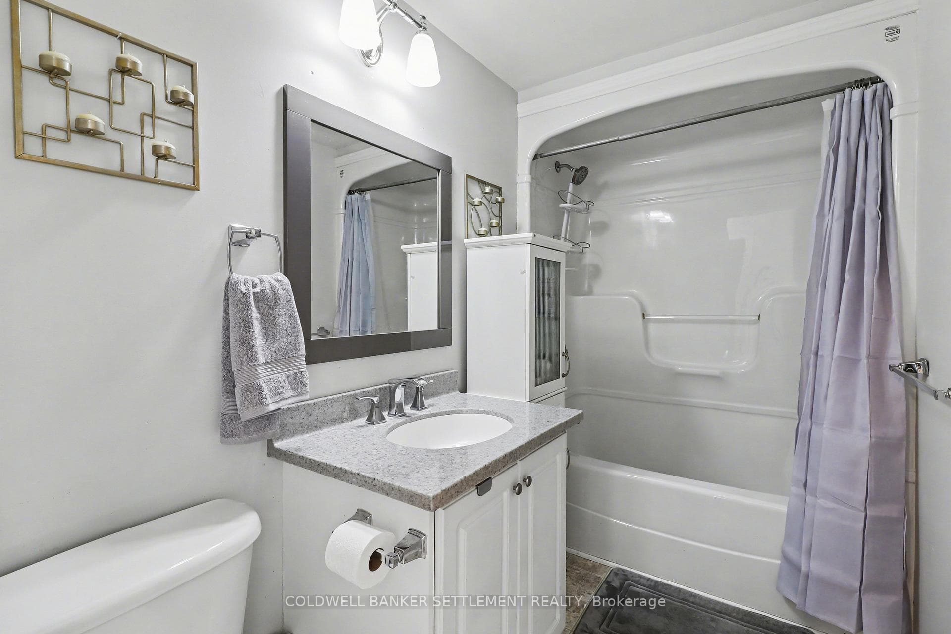 Handy 4 piece loft bedroom en suite.