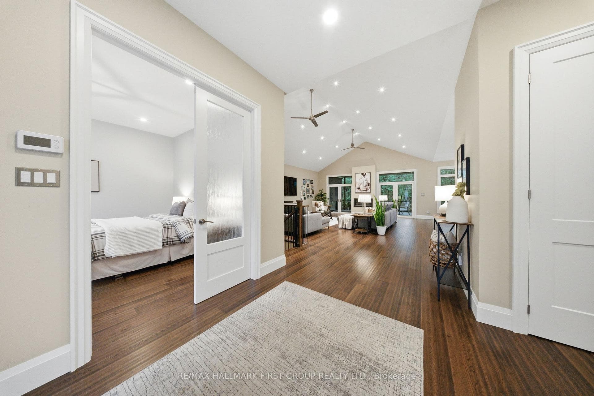 1682 Heathside Crescent photo 4