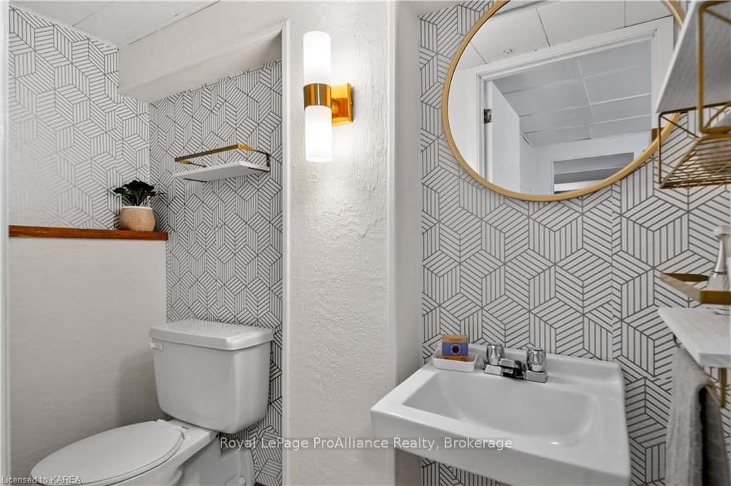 769 SUSSEX Boulevard photo 30