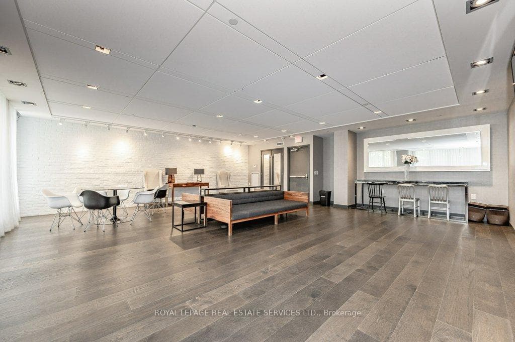PARTY ROOM