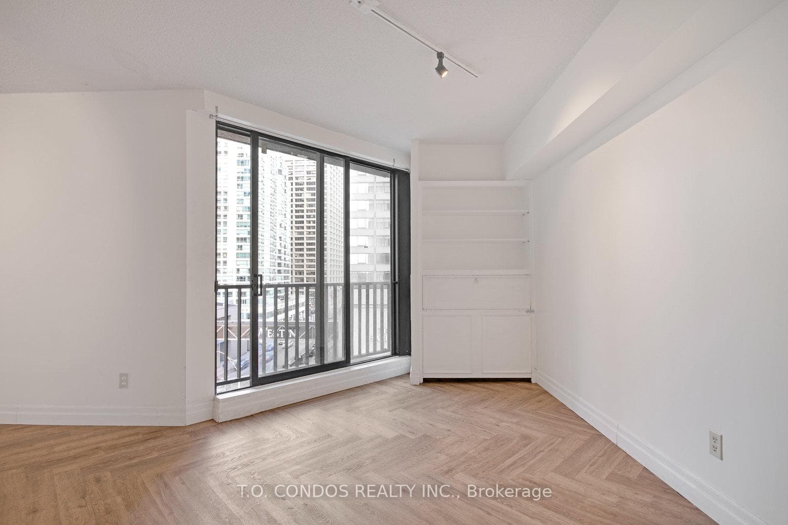 33 Harbour Square Unit 839 photo 10