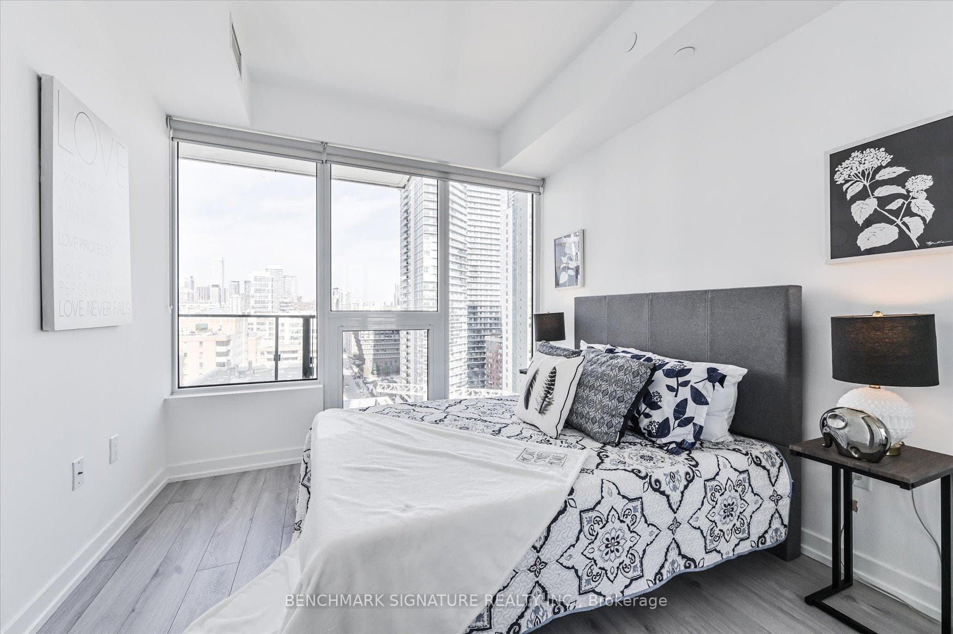 77 Shuter Street Unit 2011 photo 15