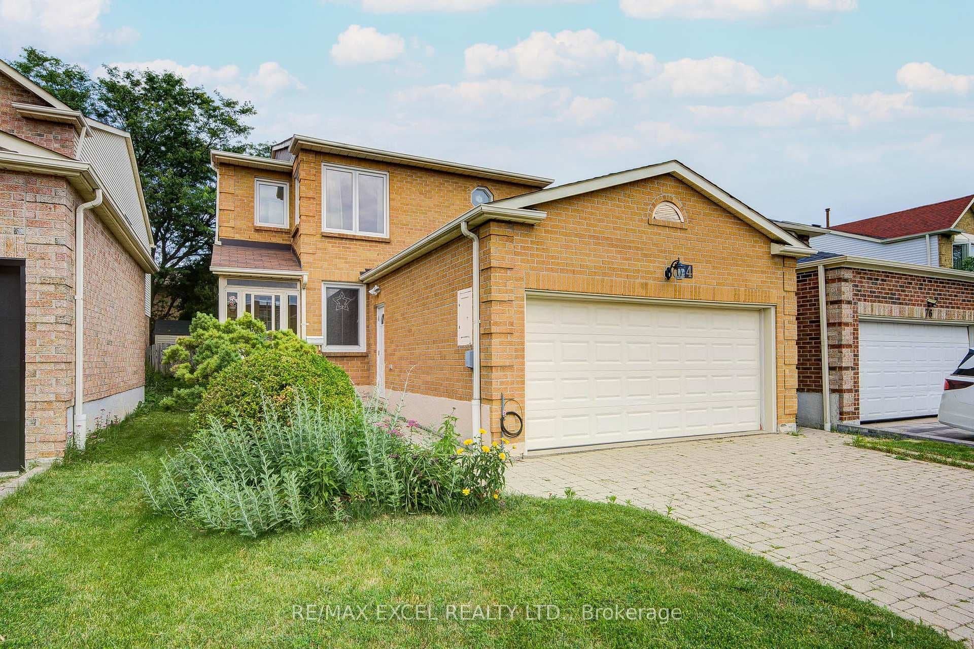 74 Holmbush Crescent photo 3