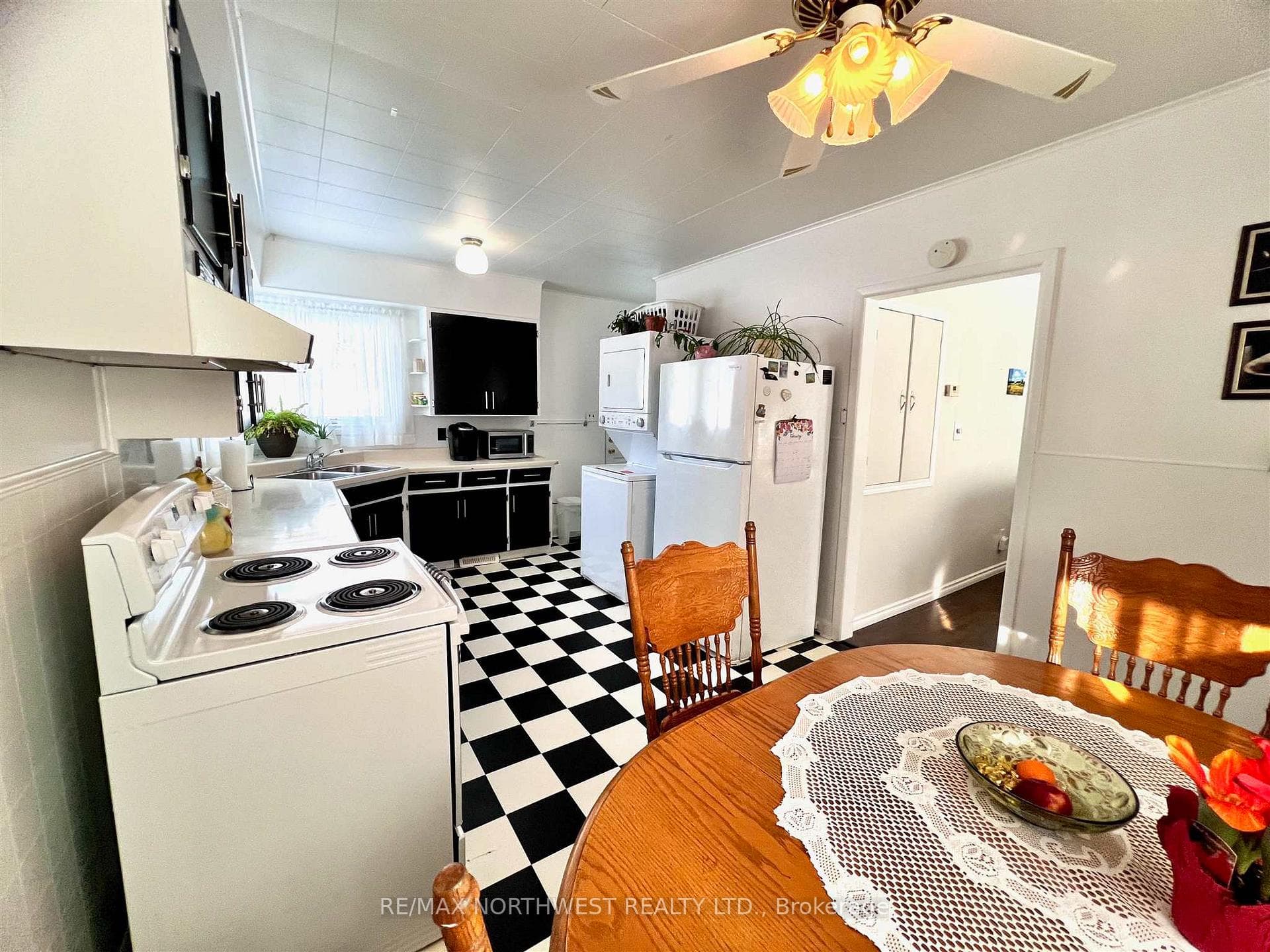 140 Regina Avenue photo 13