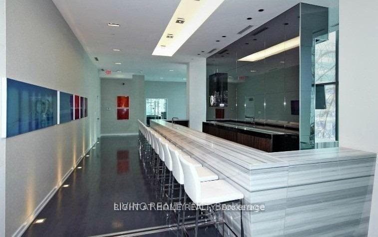 37 Grosvenor Street Unit 1608 photo 17
