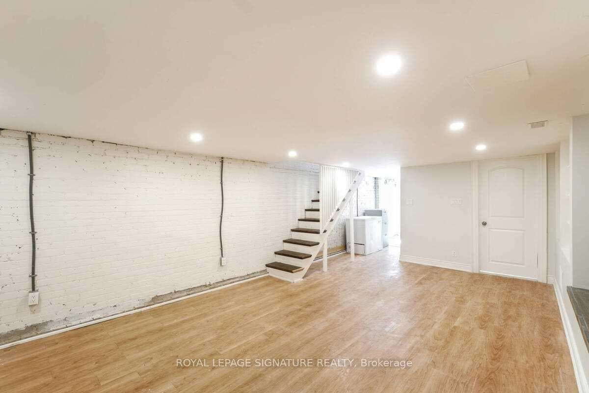 2079 Gerrard Street photo 30