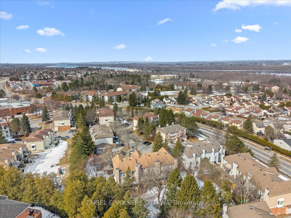 6748 Jeanne D'arc Boulevard Unit A photo 23
