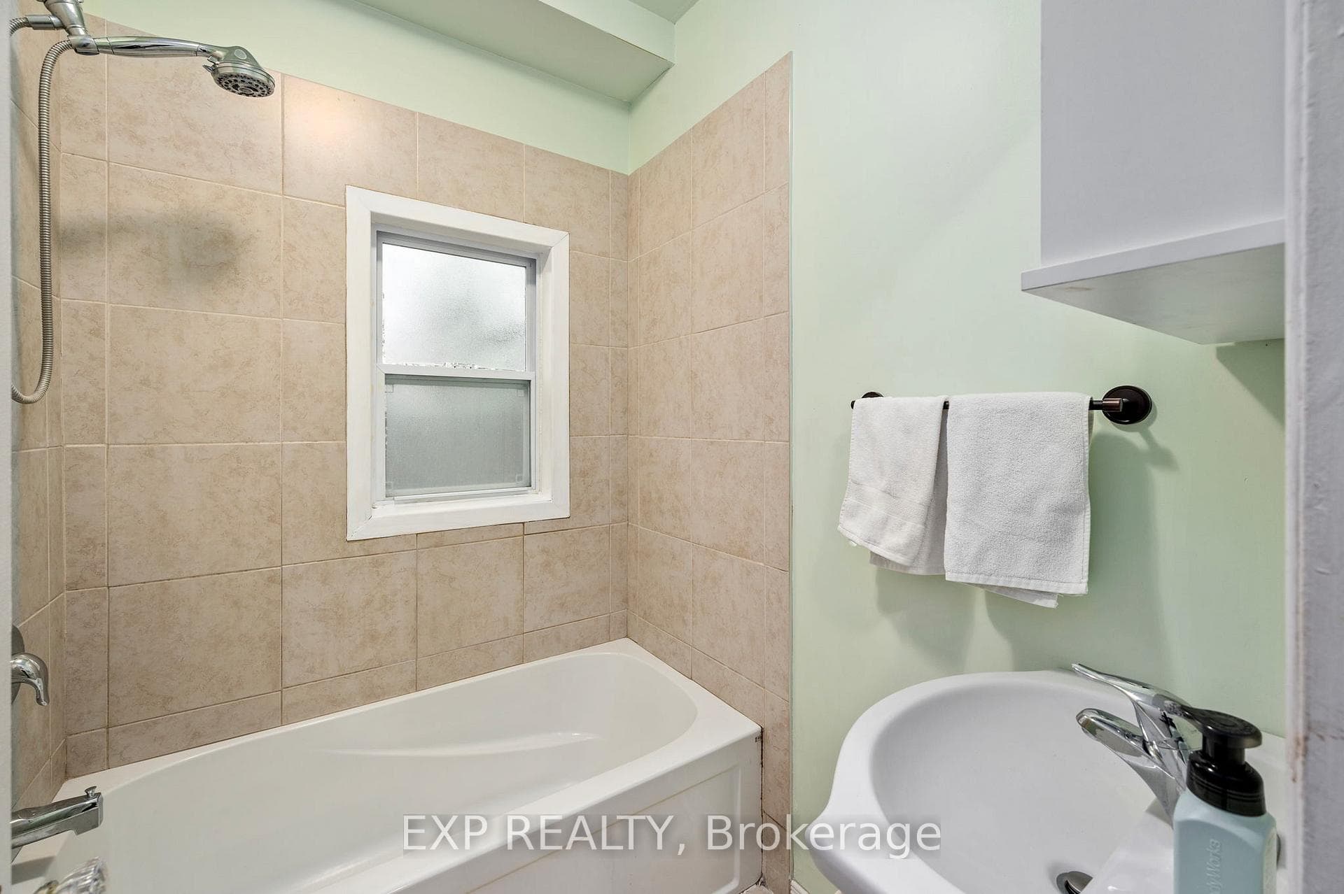 1 ERIE Avenue photo 9