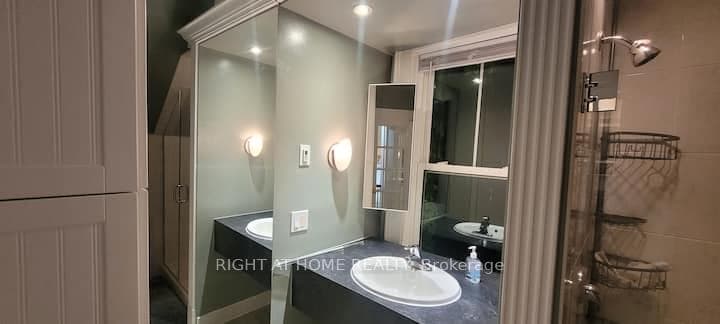 104 laclie Street photo 28