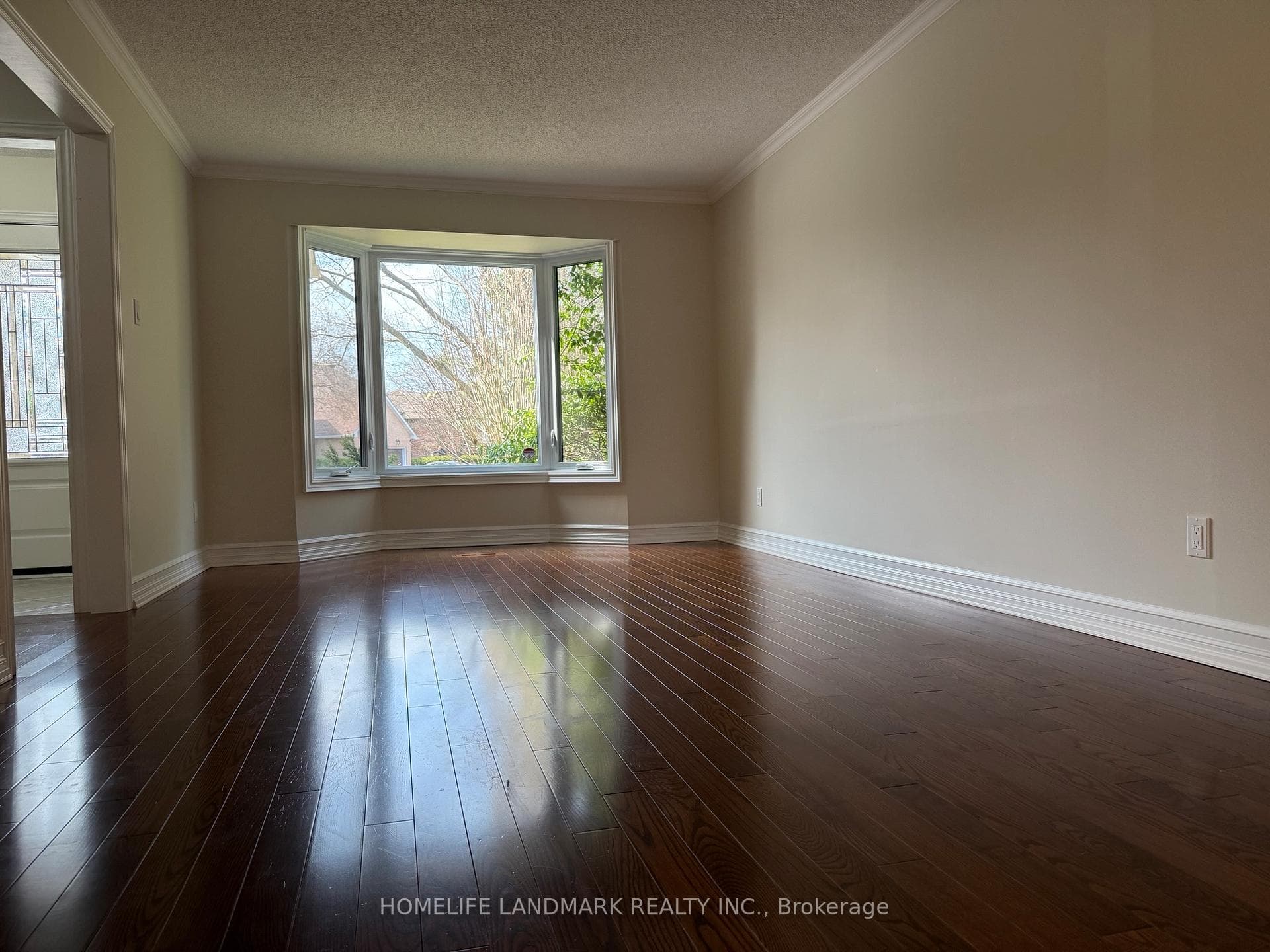 451 Barclay Crescent photo 2