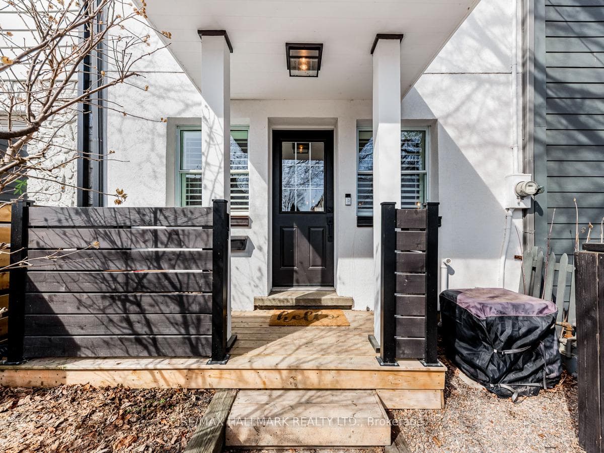 1584 Dundas Street photo 2