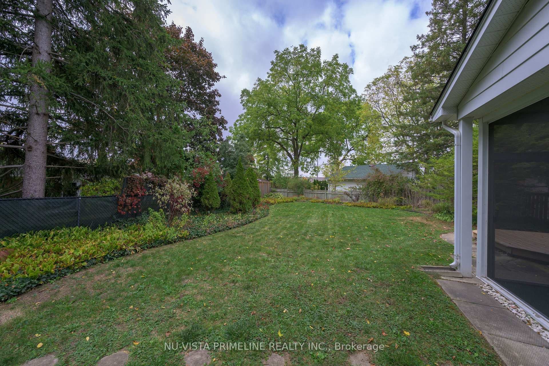 55 Maxwell Crescent photo 13