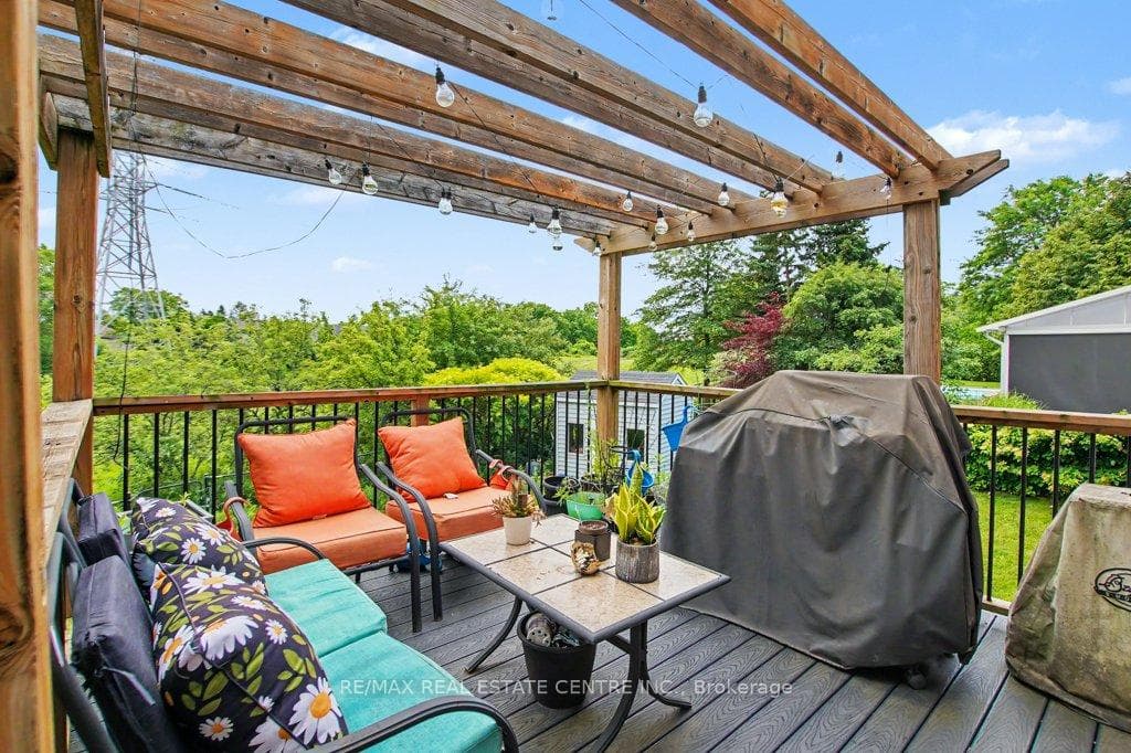 2100 Kevin Crescent photo 44