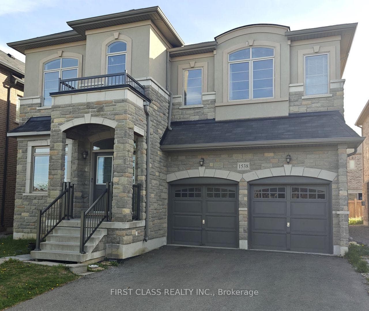 1538 Devine Point photo 2