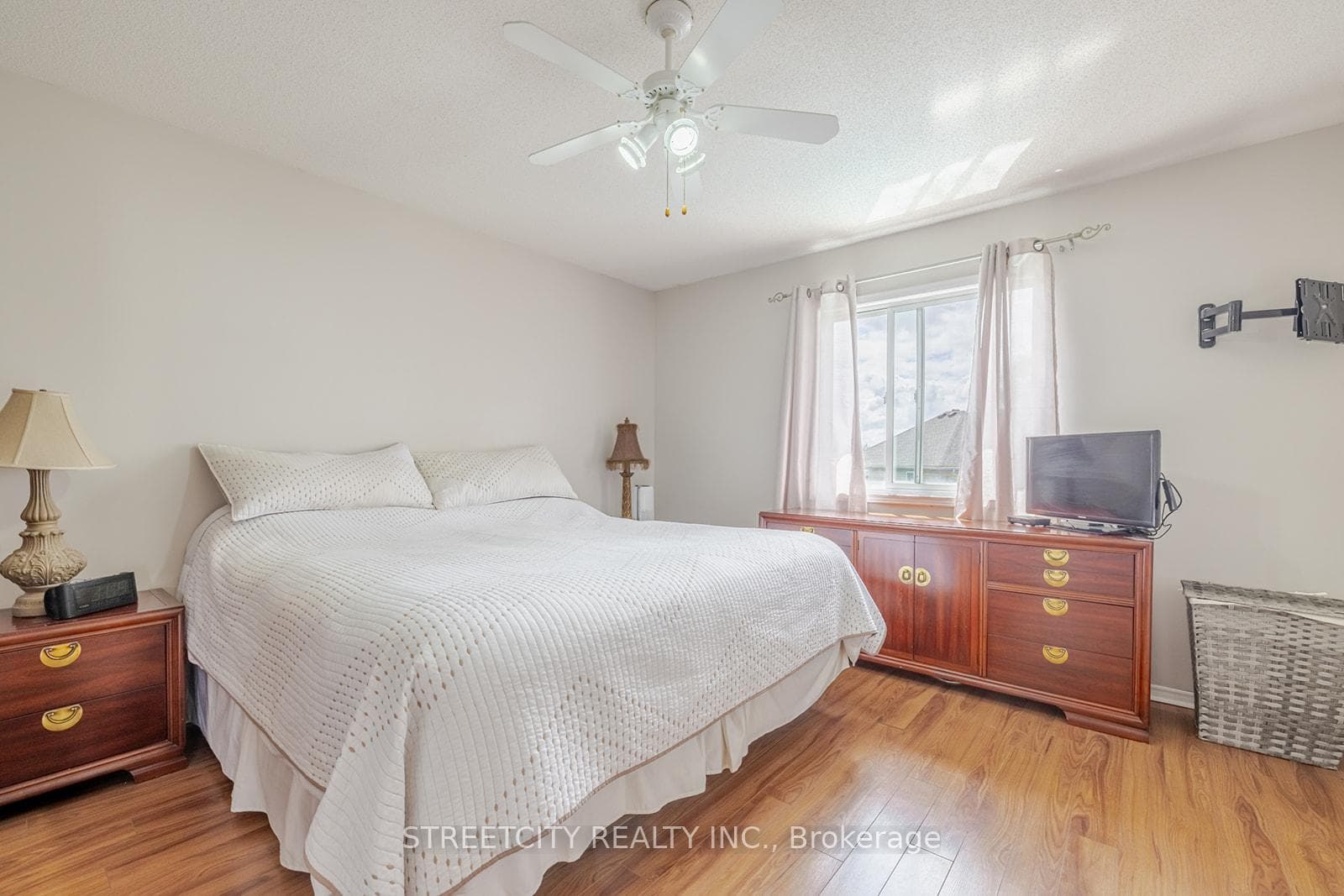 226 Andrea Crescent photo 23