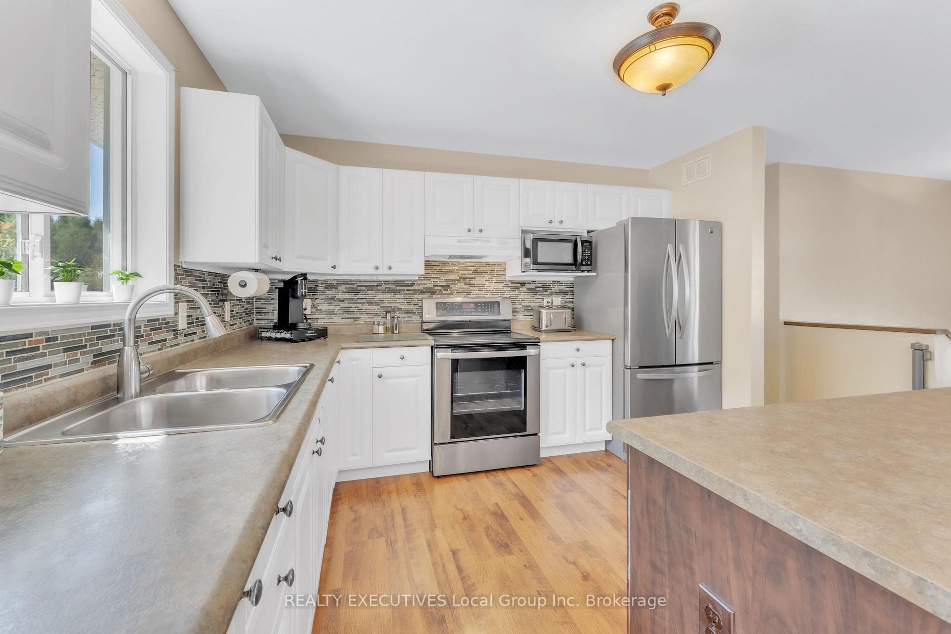 498 Demers Street photo 9