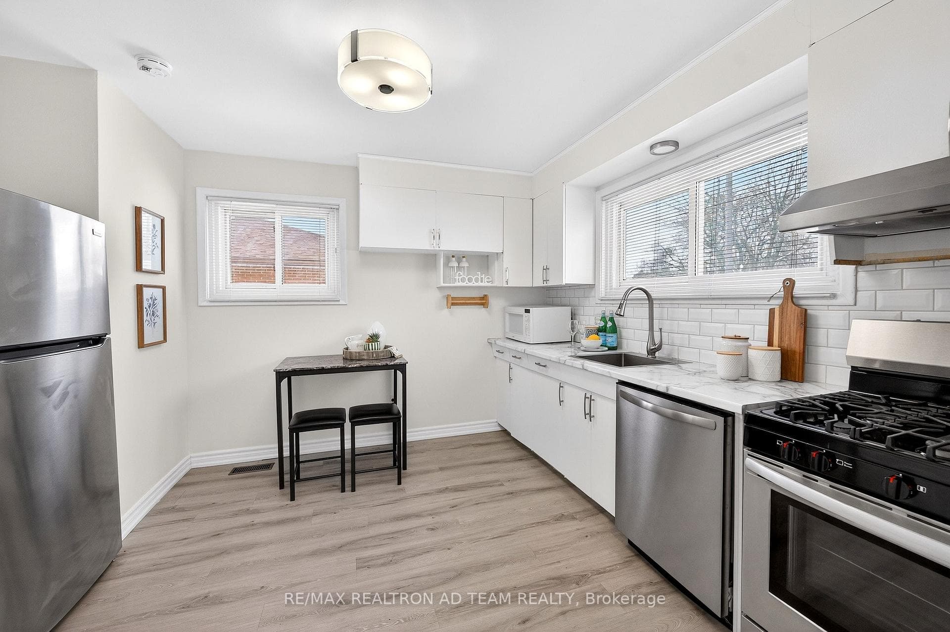 384 Elizabeth Street photo 9