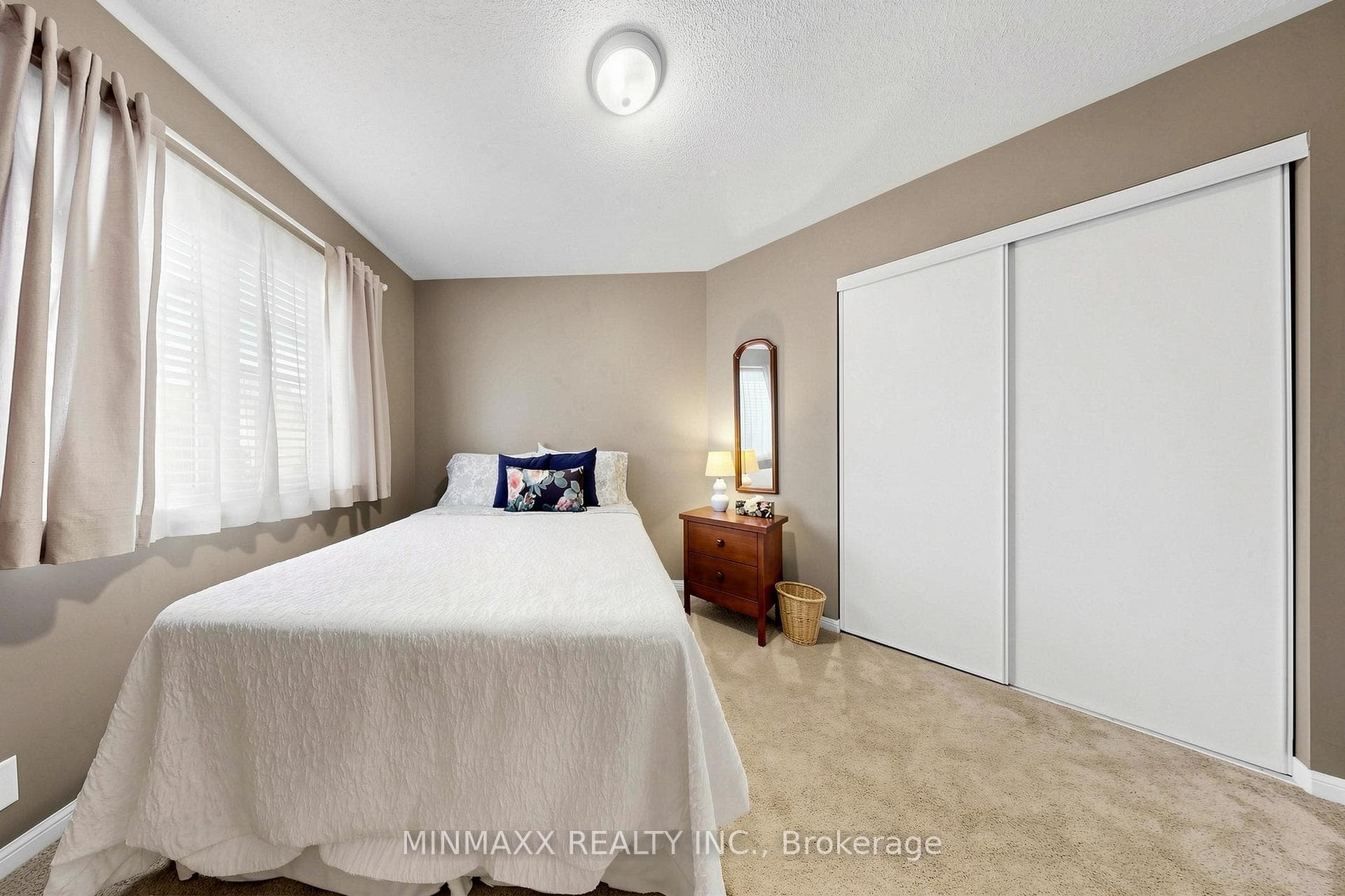 1164 CHAPMAN Crescent photo 25