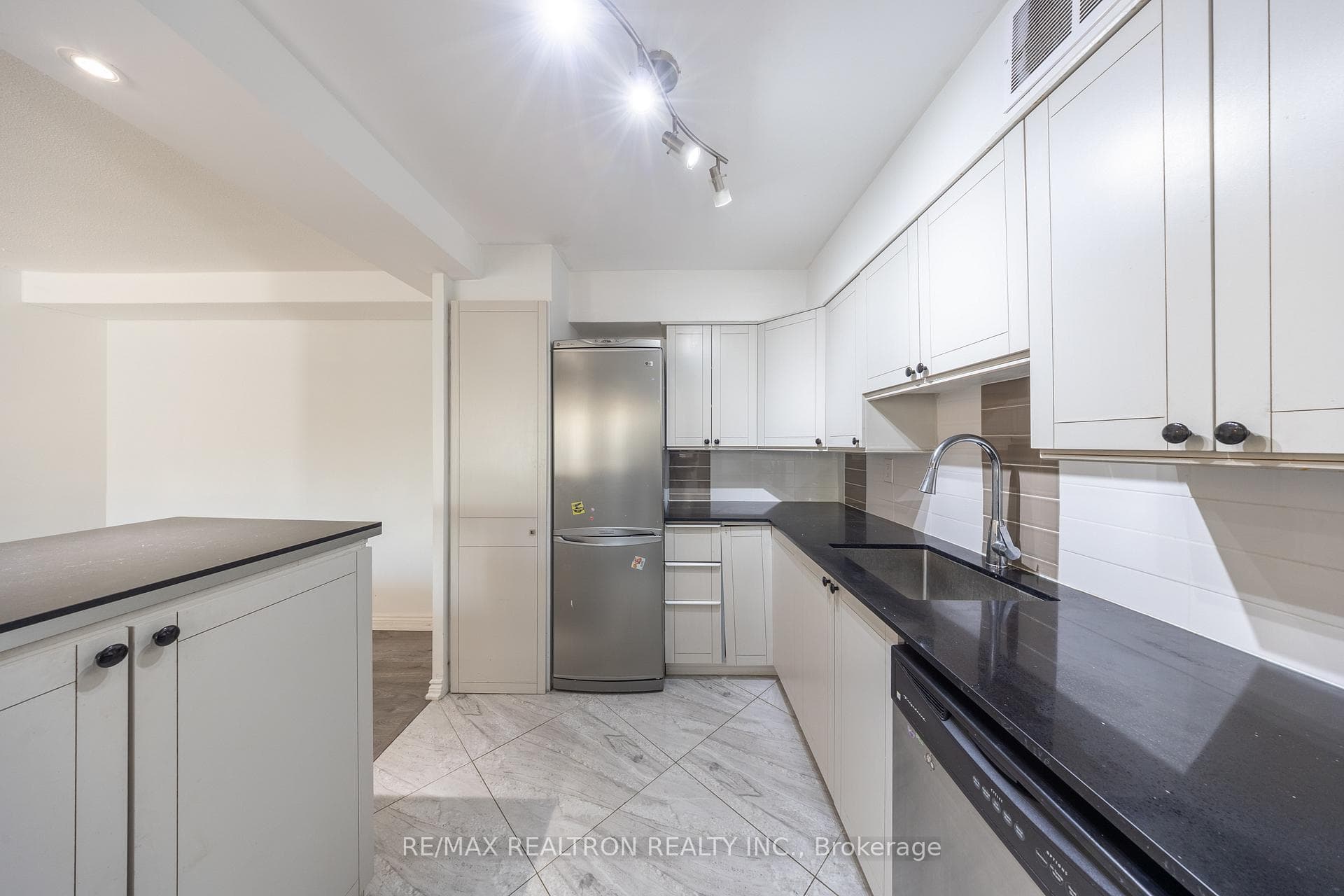 1360 York Mills Road Unit 209 photo 3