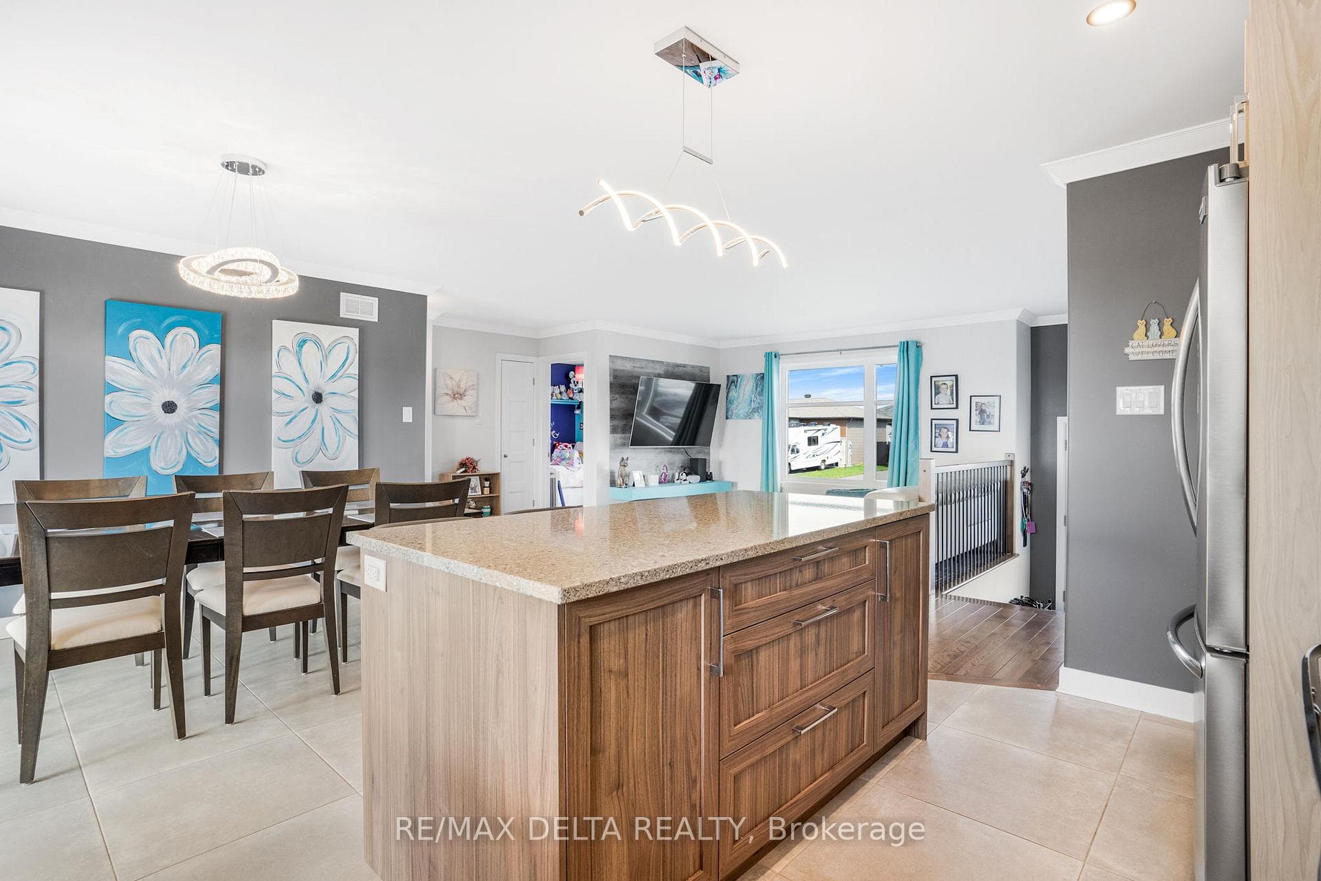 690 Roxane Crescent photo 14