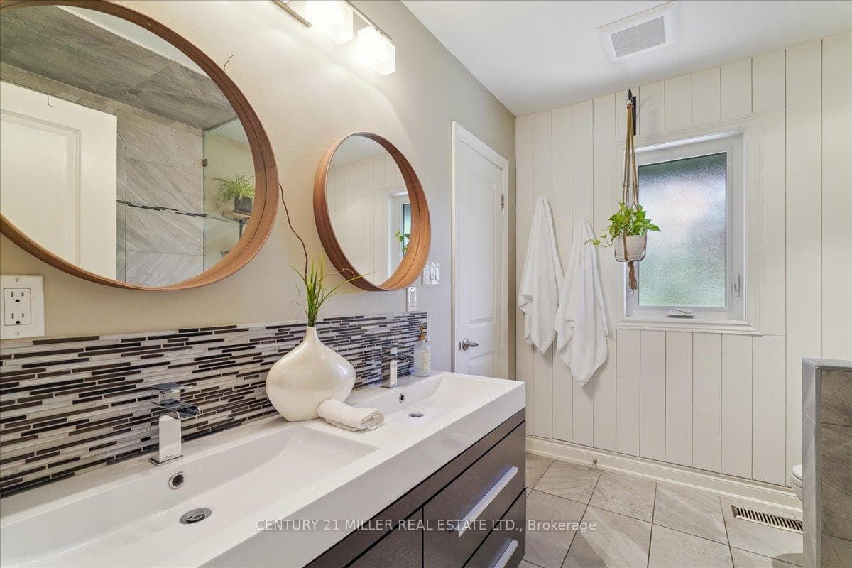544 Maplehill Drive photo 16