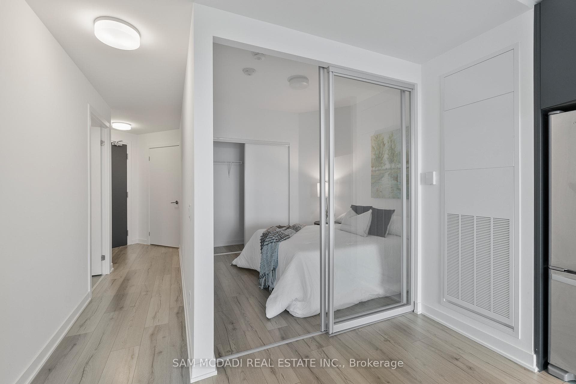 405 Dundas Street Unit 722 photo 16