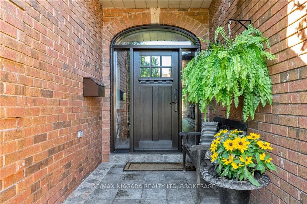 1077 Grandeur Crescent photo 2