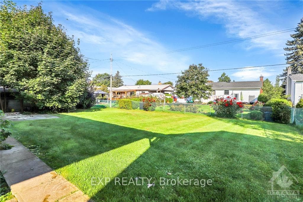 287 HOYLAKE Crescent photo 5