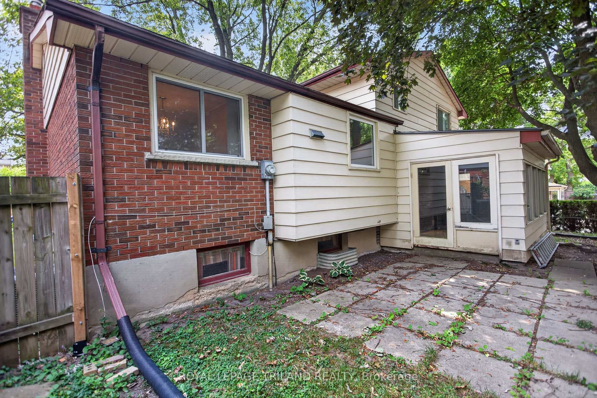 657 Viscount Road photo 39