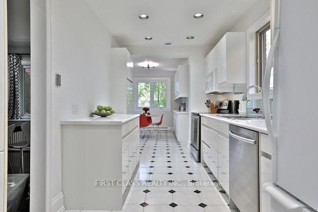262 Castlefield Avenue photo 3