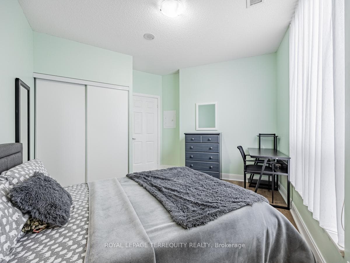 125 Village Green Square Unit 310 photo 21