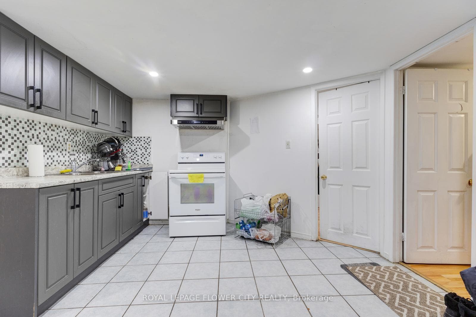 435 Silverstone Drive Unit 19 photo 41