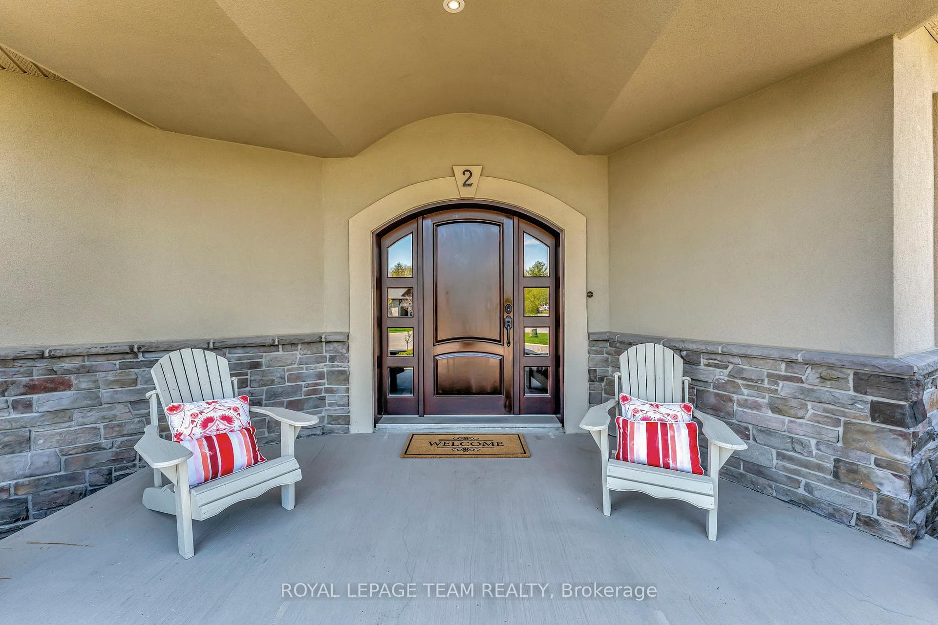 Front sitting area with shelter